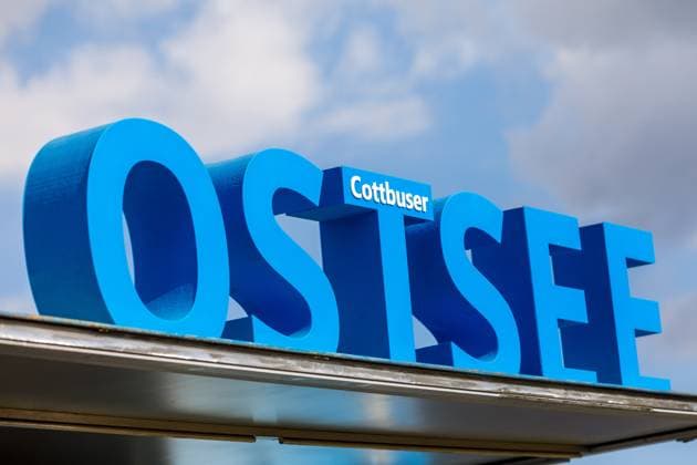 Cottbuser Ostsee DEU Deutschland Brandenburg Maust, 03.10.2025, Cottbuser Ostsee - Symbolfoto. Der Schriftzug Cottbuser Ostsee ist auf einem Messestand zu sehen. Durch Flutung des ehemaligen Braunkohletagebaus Cottbus-Nord entsteht der Cottbuser Ostsee . Der zukuenftige Cottbuser Ostsee wird gegenwaertig durch das Lausitzer Bergbauunternehmen LEAG geflutet - es entsteht ein 1900 Hektar grosser See am Rand der Stadt Cottbus. *** Cottbuser Ostsee DEU Germany Brandenburg Maust, 03 10 2025, Cottbuser Ostsee Symbol photo The Cottbuser Ostsee lettering can be seen on a trade fair stand The Cottbuser Ostsee is being created by flooding the former Cottbus Nord opencast lignite mine The future Cottbuser Ostsee is currently being flooded by the Lusa AF_CB_Ostsee_41421