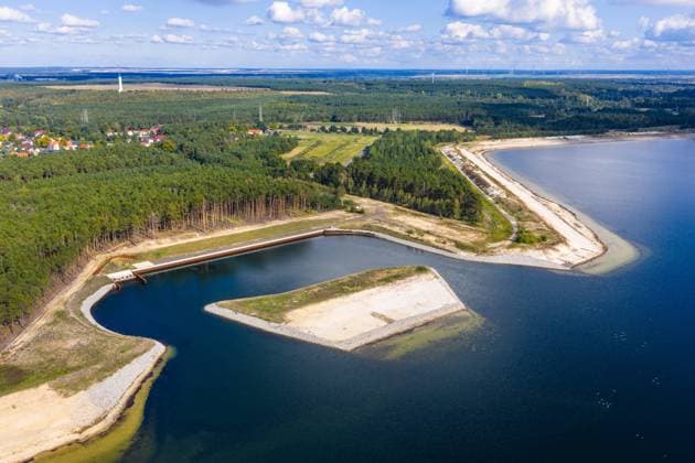 Cottbuser Ostsee DEU Deutschland Brandenburg Maust, 03.10.2025, Cottbuser Ostsee, Sportboothafen Neuendorf (Gemeinde Teichland) am Cottbuser Ostsee. Durch Flutung des ehemaligen Braunkohletagebaus Cottbus-Nord entsteht der Cottbuser Ostsee . Der zukuenftige Cottbuser Ostsee wird gegenwaertig durch das Lausitzer Bergbauunternehmen LEAG geflutet - es entsteht ein 1900 Hektar grosser See am Rand der Stadt Cottbus. Luftaufnahme mit einer Drohne. *** Cottbuser Ostsee DEU Germany Brandenburg Maust, 03 10 2025, Cottbuser Ostsee, Sportboothafen Neuendorf Gemeinde Teichland am Cottbuser Ostsee The Cottbuser Ostsee is being created by flooding the former Cottbus Nord opencast lignite mine The future Cottbuser Ostsee is currently being flooded by the AF_CB_Ostsee_41434