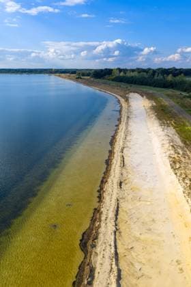 Cottbuser Ostsee DEU Deutschland Brandenburg Maust, 03.10.2025, Cottbuser Ostsee, Uferbereiche bei Maust und Neuendorf. Durch Flutung des ehemaligen Braunkohletagebaus Cottbus-Nord entsteht der Cottbuser Ostsee . Der zukuenftige Cottbuser Ostsee wird gegenwaertig durch das Lausitzer Bergbauunternehmen LEAG geflutet - es entsteht ein 1900 Hektar grosser See am Rand der Stadt Cottbus. Luftaufnahme mit einer Drohne. *** Cottbuser Ostsee DEU Germany Brandenburg Maust, 03 10 2025, Cottbuser Ostsee, shore areas near Maust and Neuendorf The Cottbuser Ostsee is being created by flooding the former Cottbus Nord opencast lignite mine The future Cottbuser Ostsee is currently being flooded by the Lusatian mining company LEAG a 1900 hectare lake is bei AF_CB_Ostsee_41471