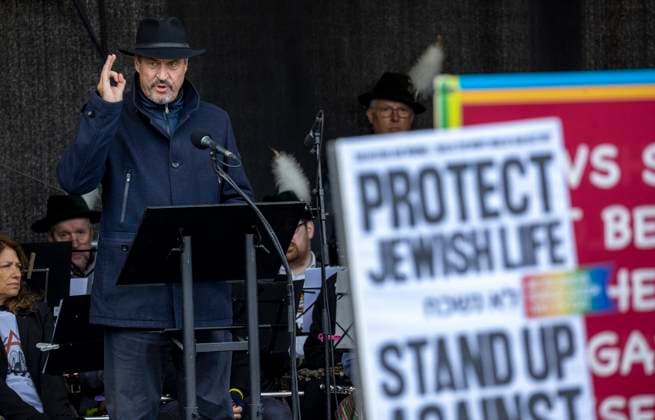 News Bilder des Tages Markus Söder DEMO Gedenkkundgebung gegen Antisemitismus Judenhaß Freilassung der Hamas Geiseln auf dem Königsplatz in München Datum: 05.10.2025 *** Markus Söder DEMO Commemorative rally against anti-Semitism Hatred of Jews Release of Hamas hostages on Königsplatz in Munich Date 05 10 2025