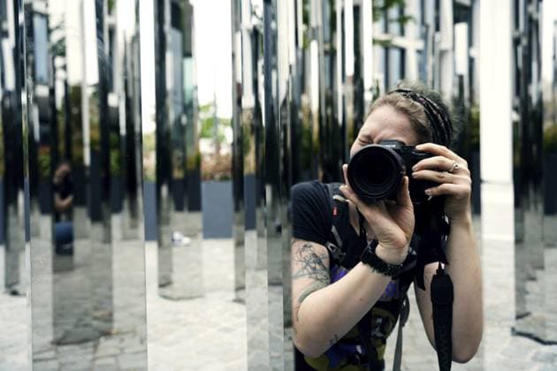 Frau im Mirror Pavilion Neuer Kanzlerplatz Bonn Woman in the Mirror Pavilion Neuer Kanzlerplatz Bonn Copyright: imageBROKER FranziskaxRitter ibladr15181549.jpg ,model released, Symbolfoto ,property released