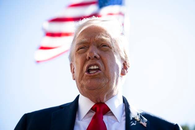 October 5, 2025, Washington, District Of Columbia, USA: United States President DONALD J TRUMP speaks to members of the media on the South Lawn of the White House in Washington, D.C., USA, before boarding Marine One to fly to Norfolk, Virginia on Sunday. Unions representing hundreds of thousands of federal workers have asked a US judge to immediately prevent the Trump administration from carrying out mass firings during the government shutdown while they press a legal challenge Washington USA - ZUMAs152 20251005_faa_s152_025 Copyright: xGraemexSloanx-xPoolxviaxCNPx