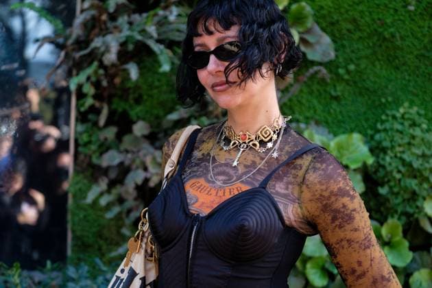 PFW - Jean Paul Gaultier Outside Arrivals Guest arrives at the Jean Paul Gaultier show during the Womenswear Spring Summer 2026 as part of Paris Fashion Week on October 5, 2025 in Paris, France. Photo by Robin Psaila ABACAPRESS.COM Paris France  Copyright: xPsailaxRobin ABACAx