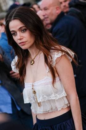 PFW - Chloe Outside Arrivals Molly Gordon arrives at the Chloe fashion show during the Womenswear Spring Summer 2026 as part of Paris Fashion Week on October 05, 2025 in Paris, France. Photo by Robin Psaila ABACAPRESS.COM Paris France  Copyright: xPsailaxRobin ABACAx