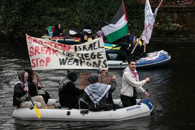 Pro-Palestine Water Protest in Berlin - 5 Oct 2025 Pro-Palestine Water Protest in Berlin, Germany – 5 October 2025 Activists on a boat hold a placard calling for sanctions against Israel during a water demonstration in central Berlin in support of the detained Sumud flotilla. Police briefly detained one participant over a prohibited slogan, but the activist was released shortly afterward. Around a dozen inflatable boats and kayaks with several dozen participants moved along the canal with Palestinian flags and banners, while others followed the procession from the banks with chants and signs. Police briefly detained one participant over a prohibited slogan, but the activist was released shortly afterward. Around a dozen inflatable boats an Copyright: xVasilyxKrestyaninovx xSOPAxImagesx _MG_5243