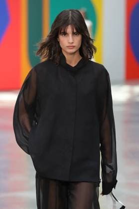 PFW - Akris Runway A model walks the runway during the Akris Womenswear Spring Summer 2026 show as part of Paris Fashion Week on October 05, 2025 in Paris, France. Photo by Alain-Gil Gonzalez ABACAPRESS.COM Paris France  Copyright: xGonzalezxAlain-Gil ABACAx