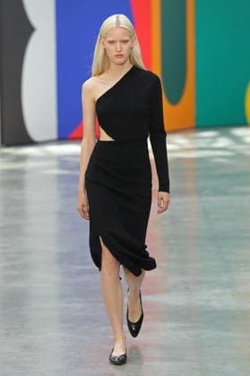 PFW - Akris Runway A model walks the runway during the Akris Womenswear Spring Summer 2026 show as part of Paris Fashion Week on October 05, 2025 in Paris, France. Photo by Alain-Gil Gonzalez ABACAPRESS.COM Paris France  Copyright: xGonzalezxAlain-Gil ABACAx