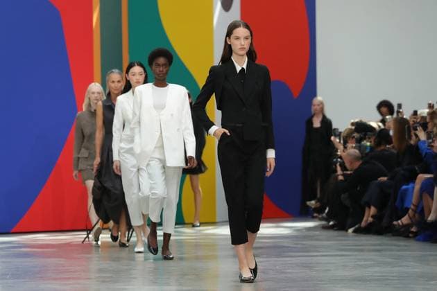 PFW - Akris Runway A model walks the runway during the Akris Womenswear Spring Summer 2026 show as part of Paris Fashion Week on October 05, 2025 in Paris, France. Photo by Alain-Gil Gonzalez ABACAPRESS.COM Paris France  Copyright: xGonzalezxAlain-Gil ABACAx