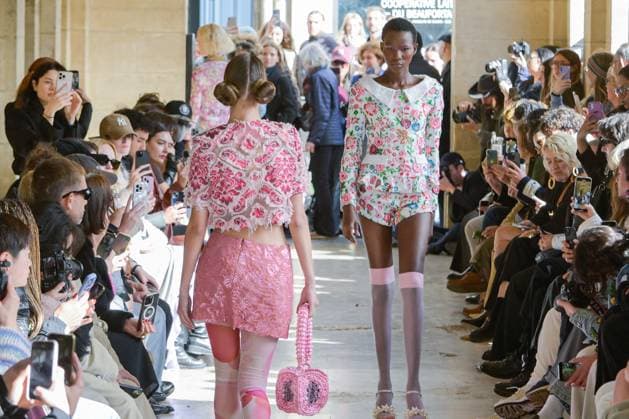 PFW - Shuting Qiu Runway A model walks the runway during the Shuting Qiu Womenswear Spring Summer 2026 show as part of Paris Fashion Week on October 5, 2025 in Paris, France. Photo by Jana Call me J ABACAPRESS.COM Paris Ile de France France  Copyright: xJanaxCallxmexJ ABACAx