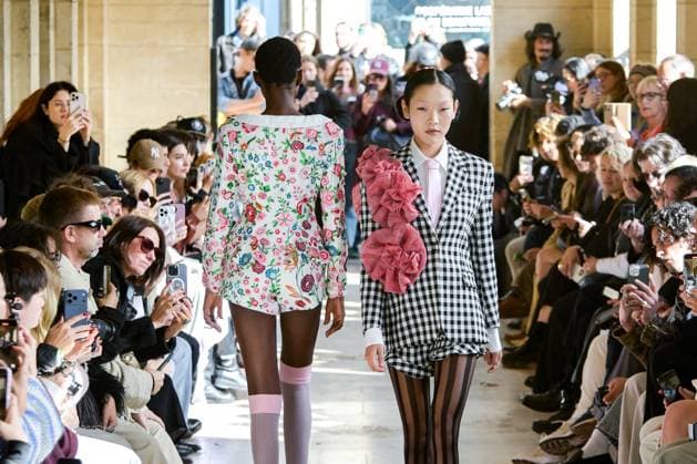 PFW - Shuting Qiu Runway A model walks the runway during the Shuting Qiu Womenswear Spring Summer 2026 show as part of Paris Fashion Week on October 5, 2025 in Paris, France. Photo by Jana Call me J ABACAPRESS.COM Paris Ile de France France  Copyright: xJanaxCallxmexJ ABACAx