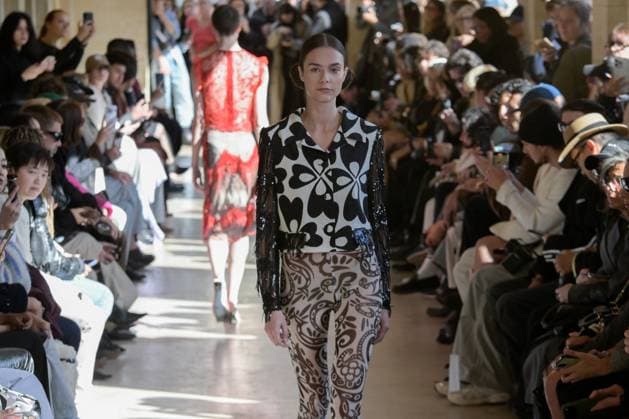 PFW - Shuting Qiu Runway A model walks the runway during the Shuting Qiu Womenswear Spring Summer 2026 show as part of Paris Fashion Week on October 5, 2025 in Paris, France. Photo by Jana Call me J ABACAPRESS.COM Paris Ile de France France  Copyright: xJanaxCallxmexJ ABACAx