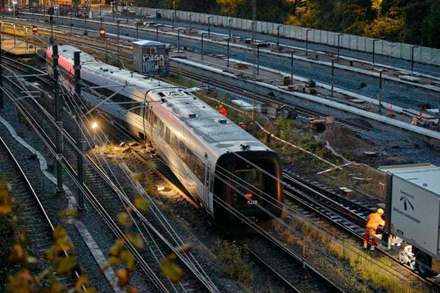 Denmark: Derailed train blocks at Aarhus Railway Station Train traffic is suspended due to a derailed train at Aarhus Railway Station, Denmark, on the morning of October 6, 2025. On Sunday evening, a train without passengers derailed at Aarhus Railway Station. No one was injured in connection with the accident.. (Photo: Mikkel Berg Pedersen Ritzau Scanpix) , Aarhus Denmark *** Denmark Derailed train blocks at Aarhus Railway Station Train traffic is suspended due to a derailed train at Aarhus Railway Station, Denmark, on the morning of October 6, 2025 On Sunday evening, a train without passengers derailed at Aarhus Railway Station No one was injured in connection with the accident Photo Mikkel Berg Pedersen Ritzau Scanpix , Aarhus Denmark  Copyright: AllexbilledernexerxomfattetxogxbeskyttetxafxophavsretslovenxogxmaaxikkexanvendesxudenxaftalexmedxMikkelxBergxPedersen. MikkelxBergxPedersenx spdk20251006-090308-L