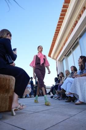 Lisbon Fashion Week in Lisboa, Portugal - 05 Oct 2025 A model walks the runway during Nuno Baltazar fashion show at ModaLisboa Base, Lisbon Fashion Week in Lisboa. Lisbon Portugal Copyright: xBrunoxdexCarvalhox xSOPAxImagesx brunodecarvalho_modalisboabase-3849