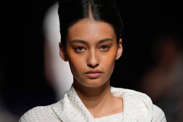 Lisbon Fashion Week in Lisboa, Portugal - 05 Oct 2025 A model walks the runway during Dino Alves fashion show at ModaLisboa Base, Lisbon Fashion Week in Lisboa. Lisbon Portugal Copyright: xBrunoxdexCarvalhox xSOPAxImagesx brunodecarvalho_modalisboabase-4974