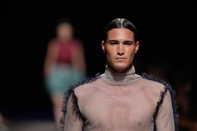 Lisbon Fashion Week in Lisboa, Portugal - 05 Oct 2025 A model walks the runway during Dino Alves fashion show at ModaLisboa Base, Lisbon Fashion Week in Lisboa. Lisbon Portugal Copyright: xBrunoxdexCarvalhox xSOPAxImagesx brunodecarvalho_modalisboabase-5029