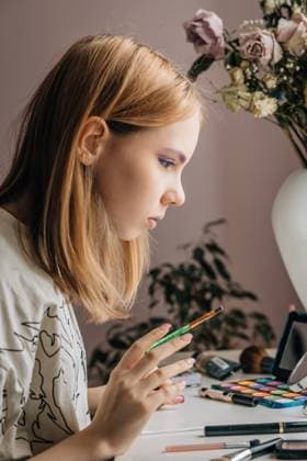 Young Woman Doing Makeup at Home - Side Profile with Brush Saint Petersburg, Saint Petersburg, Russia CR_KSLI251005-1835726-01 ,model released, Symbolfoto