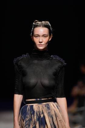 October 5, 2025, Lisbon, Portugal: A model walks the runway during Dino Alves fashion show at ModaLisboa Base, Lisbon Fashion Week in Lisboa. Lisbon Portugal - ZUMAs197 20251005_aaa_s197_458 Copyright: xBrunoxdexCarvalhox