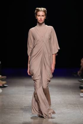 October 5, 2025, Lisbon, Portugal: A model walks the runway during Dino Alves fashion show at ModaLisboa Base, Lisbon Fashion Week in Lisboa. Lisbon Portugal - ZUMAs197 20251005_aaa_s197_464 Copyright: xBrunoxdexCarvalhox