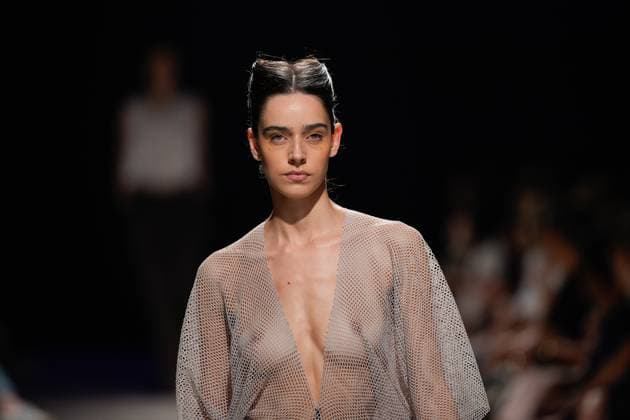 October 5, 2025, Lisbon, Portugal: A model walks the runway during Dino Alves fashion show at ModaLisboa Base, Lisbon Fashion Week in Lisboa. Lisbon Portugal - ZUMAs197 20251005_aaa_s197_498 Copyright: xBrunoxdexCarvalhox
