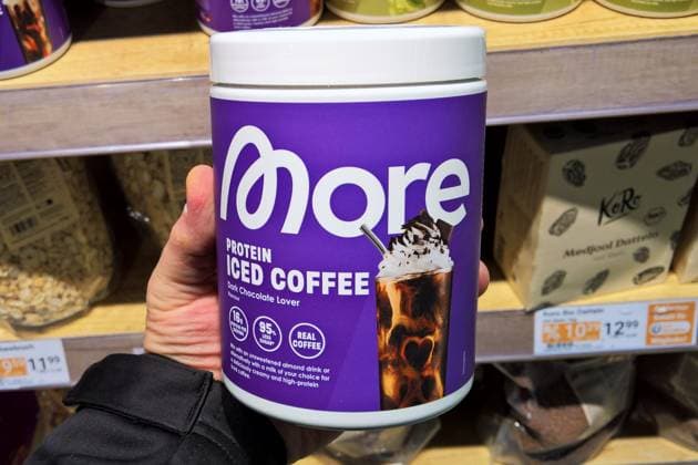 IMAGO Creative, Food, Trend, Iced Coffee More Protein Iced Coffee aus der Dose. The Quality Group GmbH ist ein deutsches Unternehmen, das Nahrungsergänzungsmittel und Lebensmittel herstellt und vertreibt. Das Unternehmen ist bekannt für seine Marken wie More Nutrition, ESN und Foodist und fungiert als Holding-Gesellschaft. *** More Protein Iced Coffee in a can The Quality Group GmbH is a German company that manufactures and distributes nutritional supplements and food The company is known for its brands such as More Nutrition, ESN and Foodist and acts as a holding company
