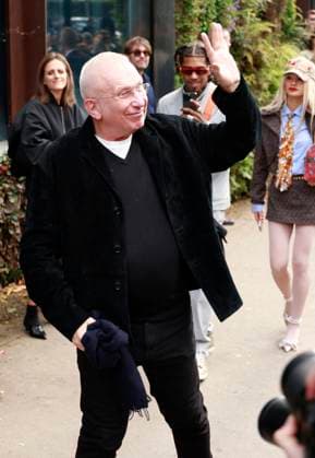 Jean Paul Gaultier arriving at the Jean Paul Gaultier fashion show during Paris Fashion Week, Womens Ready to Wear Spring Summer 2026 at the Musée du quai Branly in Paris, Sunday, October 5, 2025 Christophe Aubert via Bestimage Celebrities arriving at the Jean Paul Gaultier fashion show during Paris Fashion Week, Womens Ready to Wear Spring Summer 2026 at the Musée du quai Branly in Paris, Sunday, October 5, 2025 Paris France  Copyright: xChristophexAubertxviaxBestimagexChristophexAubertxviaxBestimagex