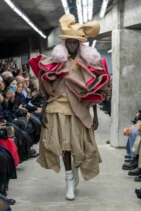 Défilé Comme des garcons Collection Femme Prêt à Porter Printemps Eté 2026 lors de la Fashion Week de Paris, le 4 octobre 2025 Comme des garcons Fashion Show Women Ready to Wear Spring Summer 2026 Collection , during Paris Fashion Week October 4th, 2025 Paris France  Copyright: xAgencex xBestimagexAgencex xBestimagex