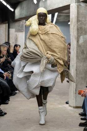 Défilé Comme des garcons Collection Femme Prêt à Porter Printemps Eté 2026 lors de la Fashion Week de Paris, le 4 octobre 2025 Comme des garcons Fashion Show Women Ready to Wear Spring Summer 2026 Collection , during Paris Fashion Week October 4th, 2025 Paris France  Copyright: xAgencex xBestimagexAgencex xBestimagex