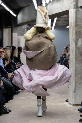 Défilé Comme des garcons Collection Femme Prêt à Porter Printemps Eté 2026 lors de la Fashion Week de Paris, le 4 octobre 2025 Comme des garcons Fashion Show Women Ready to Wear Spring Summer 2026 Collection , during Paris Fashion Week October 4th, 2025 Paris France  Copyright: xAgencex xBestimagexAgencex xBestimagex