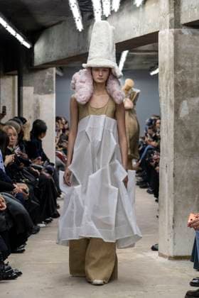 Défilé Comme des garcons Collection Femme Prêt à Porter Printemps Eté 2026 lors de la Fashion Week de Paris, le 4 octobre 2025 Comme des garcons Fashion Show Women Ready to Wear Spring Summer 2026 Collection , during Paris Fashion Week October 4th, 2025 Paris France  Copyright: xAgencex xBestimagexAgencex xBestimagex