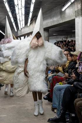 Défilé Comme des garcons Collection Femme Prêt à Porter Printemps Eté 2026 lors de la Fashion Week de Paris, le 4 octobre 2025 Comme des garcons Fashion Show Women Ready to Wear Spring Summer 2026 Collection , during Paris Fashion Week October 4th, 2025 Paris France  Copyright: xAgencex xBestimagexAgencex xBestimagex