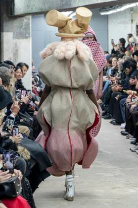 Défilé Comme des garcons Collection Femme Prêt à Porter Printemps Eté 2026 lors de la Fashion Week de Paris, le 4 octobre 2025 Comme des garcons Fashion Show Women Ready to Wear Spring Summer 2026 Collection , during Paris Fashion Week October 4th, 2025 Paris France  Copyright: xAgencex xBestimagexAgencex xBestimagex