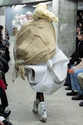 Défilé Comme des garcons Collection Femme Prêt à Porter Printemps Eté 2026 lors de la Fashion Week de Paris, le 4 octobre 2025 Comme des garcons Fashion Show Women Ready to Wear Spring Summer 2026 Collection , during Paris Fashion Week October 4th, 2025 Paris France  Copyright: xAgencex xBestimagexAgencex xBestimagex