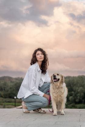 Woman with golden retriever dog on cloudy day outdoors. Orenburg, Orenburg Oblast, Russia R_LQBD251005-1846140-01 ,model released, Symbolfoto