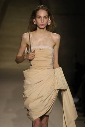 PFW - Chloe Runway A model walks the runway during the Chloe Womenswear Spring Summer 2026 show as part of Paris Fashion Week on October 05, 2025 in Paris, France. Photo by Alain-Gil Gonzalez ABACAPRESS.COM Paris France  Copyright: xGonzalezxAlain-Gil ABACAx