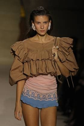 PFW - Chloe Runway A model walks the runway during the Chloe Womenswear Spring Summer 2026 show as part of Paris Fashion Week on October 05, 2025 in Paris, France. Photo by Alain-Gil Gonzalez ABACAPRESS.COM Paris France  Copyright: xGonzalezxAlain-Gil ABACAx