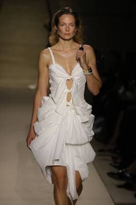 PFW - Chloe Runway A model walks the runway during the Chloe Womenswear Spring Summer 2026 show as part of Paris Fashion Week on October 05, 2025 in Paris, France. Photo by Alain-Gil Gonzalez ABACAPRESS.COM Paris France  Copyright: xGonzalezxAlain-Gil ABACAx