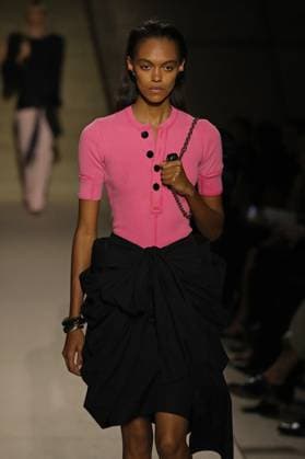 PFW - Chloe Runway A model walks the runway during the Chloe Womenswear Spring Summer 2026 show as part of Paris Fashion Week on October 05, 2025 in Paris, France. Photo by Alain-Gil Gonzalez ABACAPRESS.COM Paris France  Copyright: xGonzalezxAlain-Gil ABACAx