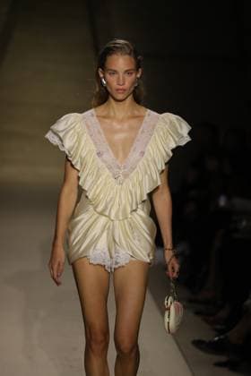 PFW - Chloe Runway A model walks the runway during the Chloe Womenswear Spring Summer 2026 show as part of Paris Fashion Week on October 05, 2025 in Paris, France. Photo by Alain-Gil Gonzalez ABACAPRESS.COM Paris France  Copyright: xGonzalezxAlain-Gil ABACAx