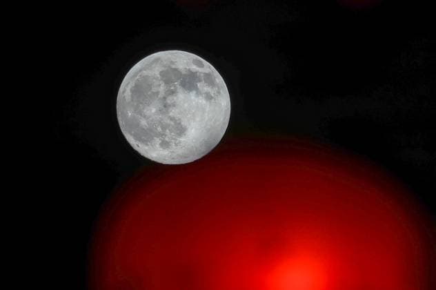 Mid-Autumn Festival Round Moon A round moon captured in the urban area of Yuping Dong Autonomous County in Tongren City, Guizhou Province, China October 6th, 2025. Tongren Guizhou China  Copyright: xCFOTOx i1759782015946