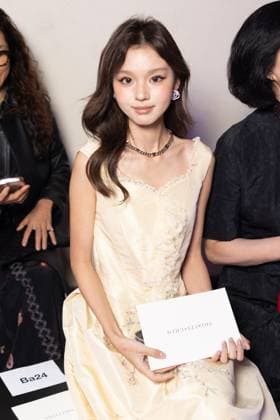 Guest au front Row du défilé Shiatzi Chen Collection Femme Prêt à Porter Printemps Eté 2026 lors de la Fashion Week de Paris PFW , le 6 octobre 2025 Julien Sarkissian Bestimage Front Row of the Shiatzi Chen Women Ready to Wear Spring Summer 2026 Collection fashion show, during Paris Fashion Week, on October 6th, 2025 Paris France  Copyright: xJulienxSarkissianx xBestimagexJulienxSarkissianx xBestimagex