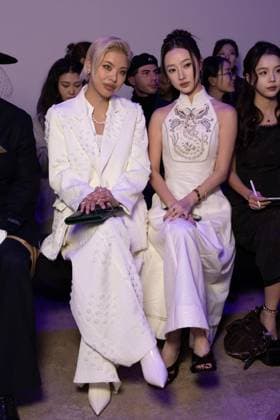 Guest au front Row du défilé Shiatzi Chen Collection Femme Prêt à Porter Printemps Eté 2026 lors de la Fashion Week de Paris PFW , le 6 octobre 2025 Julien Sarkissian Bestimage Front Row of the Shiatzi Chen Women Ready to Wear Spring Summer 2026 Collection fashion show, during Paris Fashion Week, on October 6th, 2025 Paris France  Copyright: xJulienxSarkissianx xBestimagexJulienxSarkissianx xBestimagex