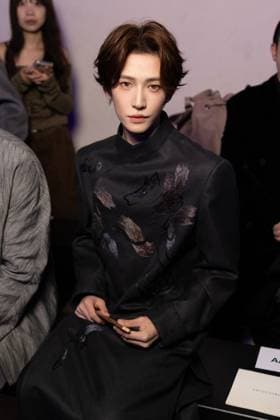 YU LIU au front Row du défilé Shiatzi Chen Collection Femme Prêt à Porter Printemps Eté 2026 lors de la Fashion Week de Paris PFW , le 6 octobre 2025 Julien Sarkissian Bestimage Front Row of the Shiatzi Chen Women Ready to Wear Spring Summer 2026 Collection fashion show, during Paris Fashion Week, on October 6th, 2025 Paris France  Copyright: xJulienxSarkissianx xBestimagexJulienxSarkissianx xBestimagex