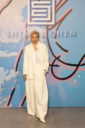 Guest au photocall du défilé Shiatzi Chen Collection Femme Prêt à Porter Printemps Eté 2026 au palais de Tokyo lors de la Fashion Week de Paris PFW , le 6 octobre 2025 Julien Sarkissian Bestimage Photocall of Shiatzi Chen Women Ready to Wear Spring Summer 2026 Collection fashion show, during Paris Fashion Week, on October 6th, 2025 Paris France  Copyright: xJulienxSarkissianx xBestimagexJulienxSarkissianx xBestimagex