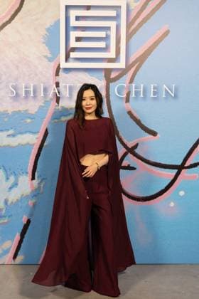 Guest au photocall du défilé Shiatzi Chen Collection Femme Prêt à Porter Printemps Eté 2026 au palais de Tokyo lors de la Fashion Week de Paris PFW , le 6 octobre 2025 Julien Sarkissian Bestimage Photocall of Shiatzi Chen Women Ready to Wear Spring Summer 2026 Collection fashion show, during Paris Fashion Week, on October 6th, 2025 Paris France  Copyright: xJulienxSarkissianx xBestimagexJulienxSarkissianx xBestimagex