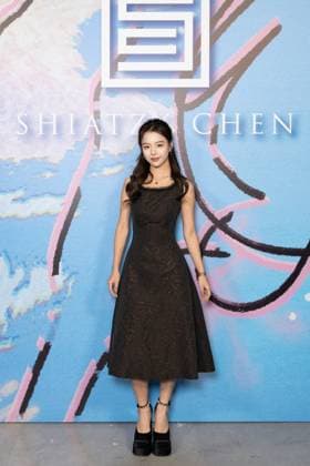 Guest au photocall du défilé Shiatzi Chen Collection Femme Prêt à Porter Printemps Eté 2026 au palais de Tokyo lors de la Fashion Week de Paris PFW , le 6 octobre 2025 Julien Sarkissian Bestimage Photocall of Shiatzi Chen Women Ready to Wear Spring Summer 2026 Collection fashion show, during Paris Fashion Week, on October 6th, 2025 Paris France  Copyright: xJulienxSarkissianx xBestimagexJulienxSarkissianx xBestimagex