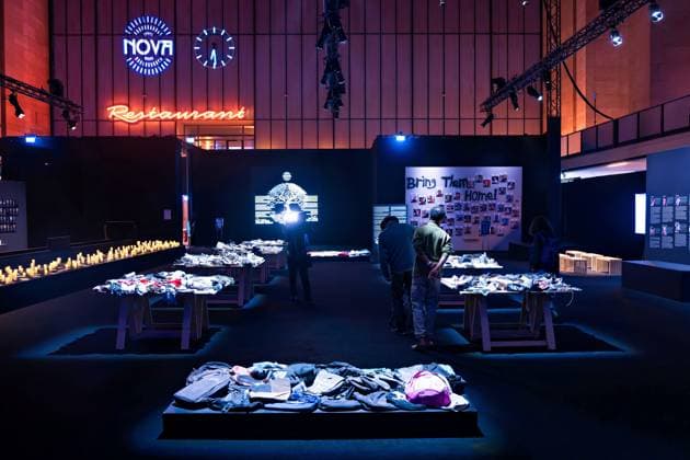 06.10.2025,Berlin,Gedenkausstellung: Nova Music Festival Exhibition,ab dem 7. Oktober 2025 ist die Nova Music Festival Exhibition im ehemaligen Flughafen Tempelhof in Berlin zu sehen.Am heutigen Tag gab es ein Pressetag.