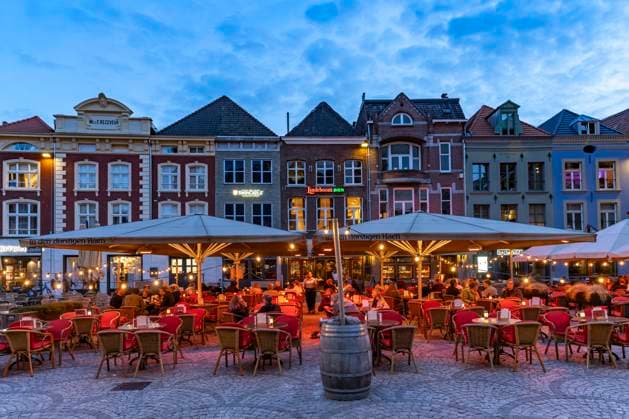 Venlo Marktplatz Restaurant auf dem Markt in der Abenddämmerung, Venlo, Niederlande Restaurant on market square at dusk, Venlo, Netherlands *** Venlo market square Restaurant on the market at dusk, Venlo, Netherlands Restaurant on market square at dusk, Venlo, Netherlands