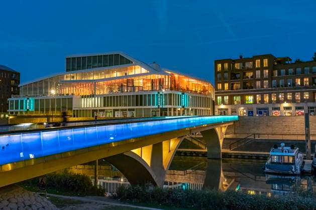 Stadthafen Venlo Primark am Maasboulevard und beleuchtete Bruecke über den Stadthafen in Venlo in der Abenddämmerung, Niederlande Primark at Maasboulevard and the illuminated Marina bridge in Venlo at dusk, Netherlands *** City harbor Venlo Primark at Maasboulevard and illuminated bridge over the city harbor in Venlo at dusk, Netherlands Primark at Maasboulevard and the illuminated Marina bridge in Venlo at dusk, Netherlands