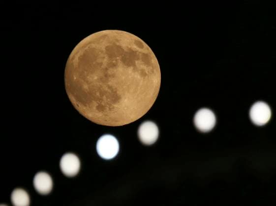 (251006) -- BEIJING, Oct. 6, 2025 -- A full moon is pictured in Yangzhou, east China s Jiangsu Province, Oct. 6, 2025. Monday marks this year s Mid-Autumn Festival, which is celebrated annually on the 15th day of the eighth month in the Chinese lunar calendar. People across China admire the full moon to celebrate the traditional holiday. (Photo by Xinhua) CHINA-MID-AUTUMN FESTIVAL-MOON (CN) MengxDelong 