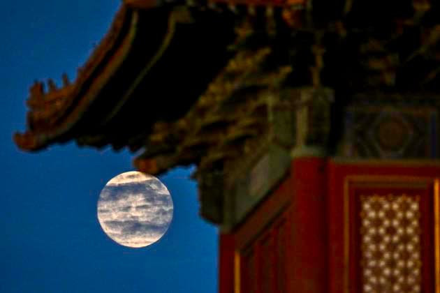 (251006) -- BEIJING, Oct. 6, 2025 -- A full moon is pictured near the Palace Museum in Beijing, capital of China, Oct. 6, 2025. Monday marks this year s Mid-Autumn Festival, which is celebrated annually on the 15th day of the eighth month in the Chinese lunar calendar. People across China admire the full moon to celebrate the traditional holiday. ) CHINA-MID-AUTUMN FESTIVAL-MOON (CN) LiuxJinhai 